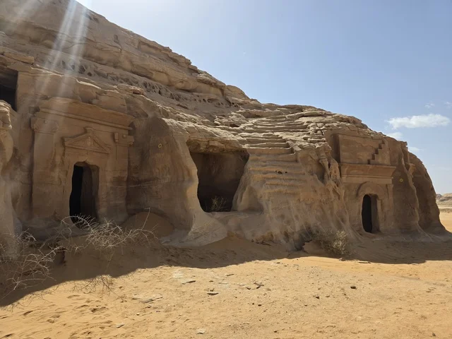 المقابر النبطية المنحوتة في الحجر بمدينة العلا