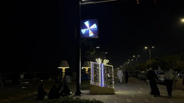 احتفالات العيد في كورنيش الدمام مع إضاءة ليلية