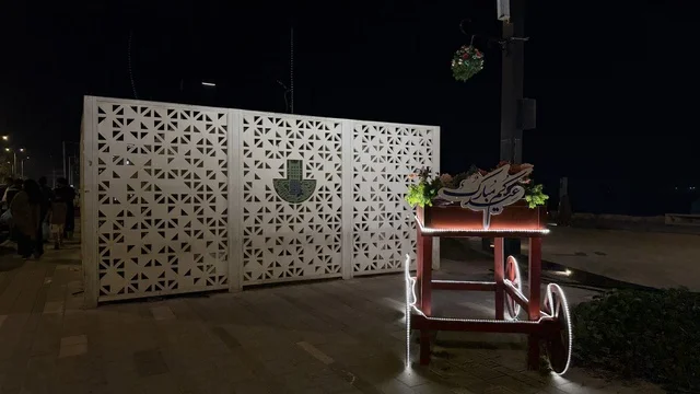 زينة عيد مبارك في كورنيش الدمام ليلاً