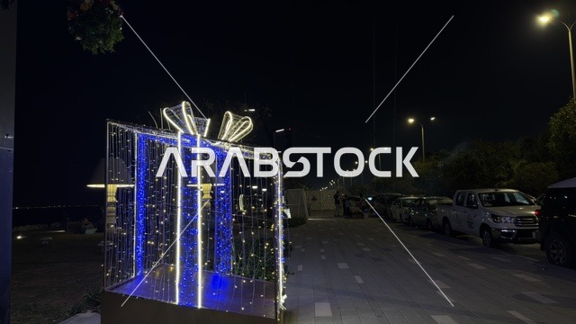 مجسم صندوق هدايا مضيء في كورنيش الدمام ليلاً