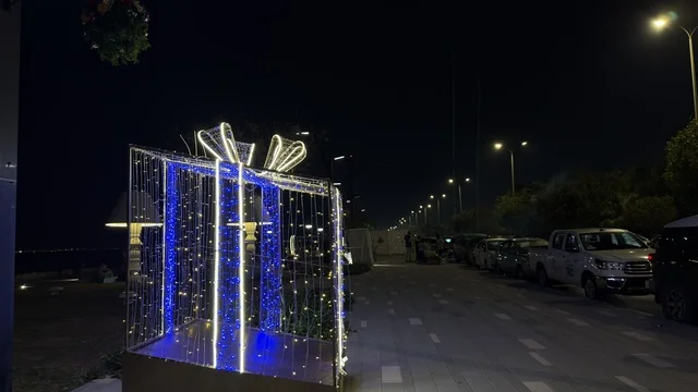 مجسم صندوق هدايا مضيء في كورنيش الدمام ليلاً