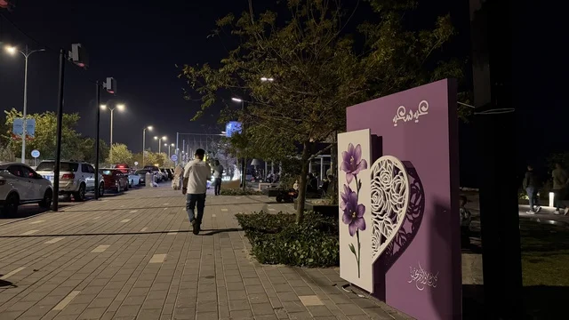 احتفالات عيد الفطر في شوارع الدمام ليلاً