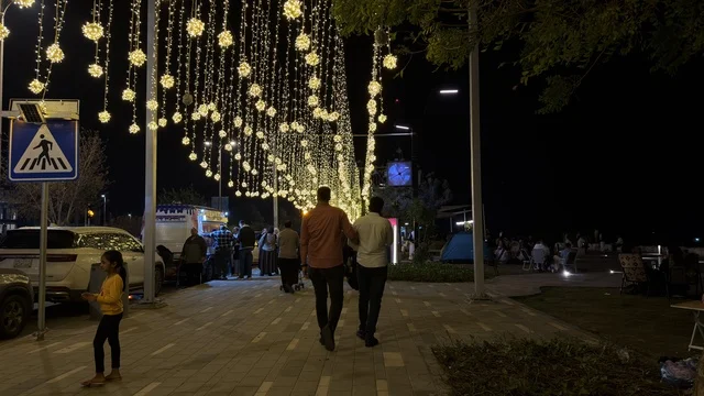 احتفالات العيد في الدمام وإضاءة الشوارع ليلاً