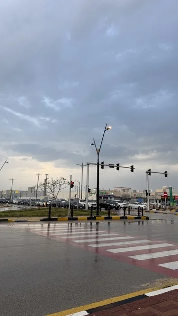 شوارع مدينة الدمام وإشارات المرور في طقس ممطر