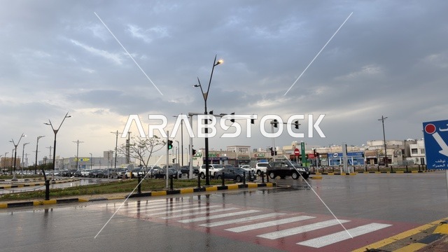 شارع مدينة الدمام في الأجواء الممطرة بالسعودية