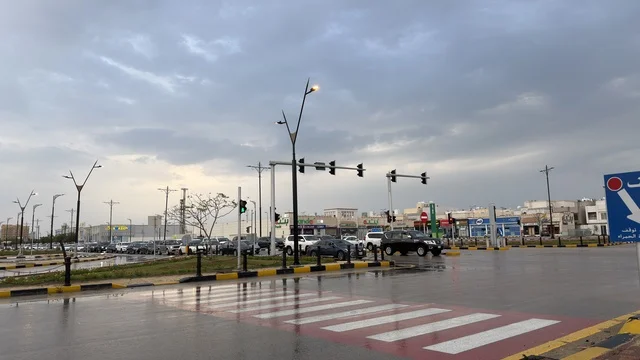 شارع مدينة الدمام في الأجواء الممطرة بالسعودية