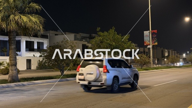 سيارة دفع رباعي في شوارع الدمام ليلاً بالشرقية