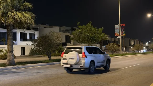 سيارة دفع رباعي في شوارع الدمام ليلاً بالشرقية