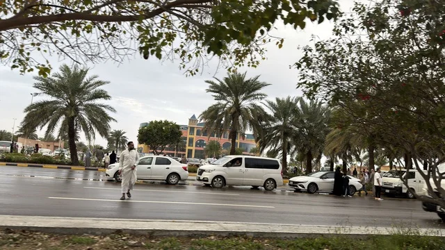 المشاة والسيارات في شوارع الدمام خلال احتفالات العيد