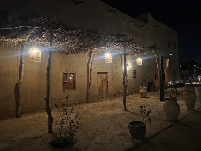 مباني العلا التراثية في السوق القديم ليلاً