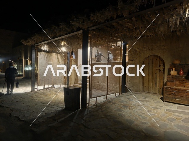 سوق العلا التراثي الشعبي في السعودية ليلاً