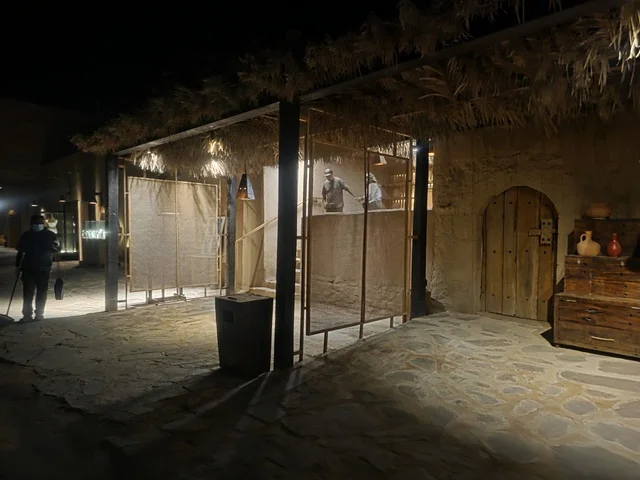 سوق العلا التراثي الشعبي في السعودية ليلاً