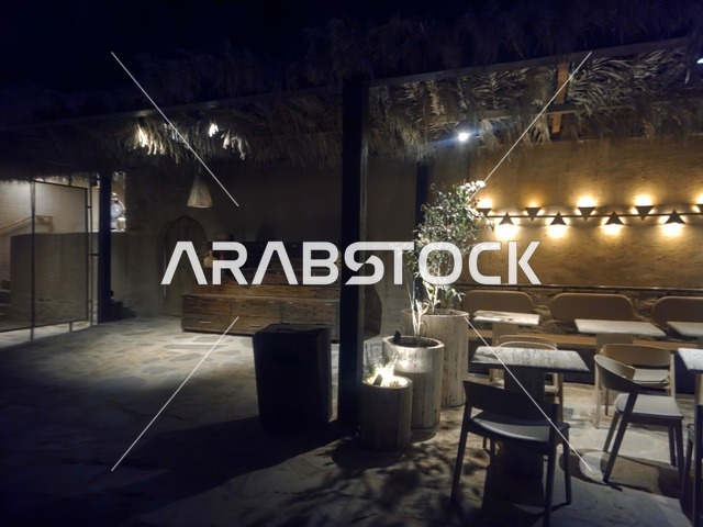 جلسات خارجية في سوق العلا الشعبي ليلاً