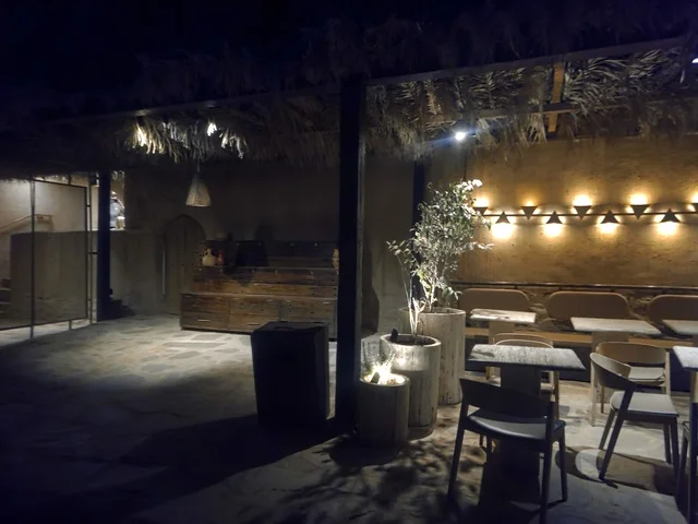 جلسات خارجية في سوق العلا الشعبي ليلاً