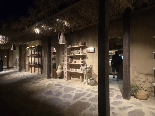 سوق شعبي في العلا السعودية ليلاً