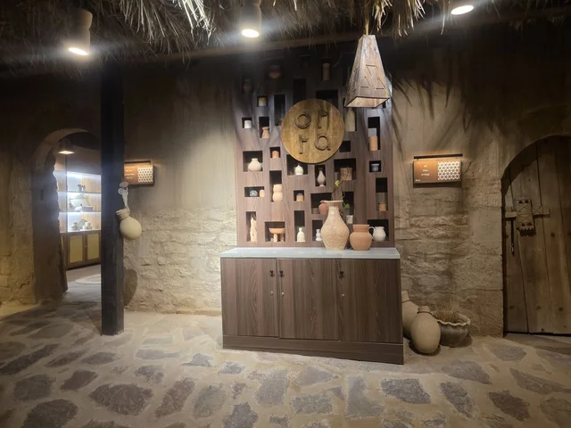 عرض الفخار التقليدي في سوق العلا القديمة