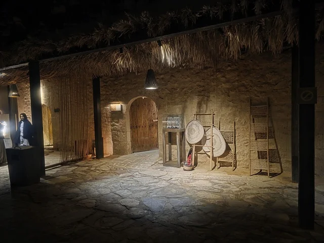 سوق العلا التراثي الشعبي بالمنطقة التاريخية ليلاً