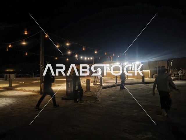 سوق العلا الشعبي ليلاً في المملكة العربية السعودية