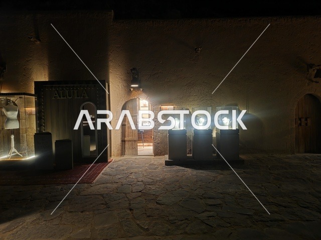 متجر تقليدي في سوق العلا القديم ليلاً