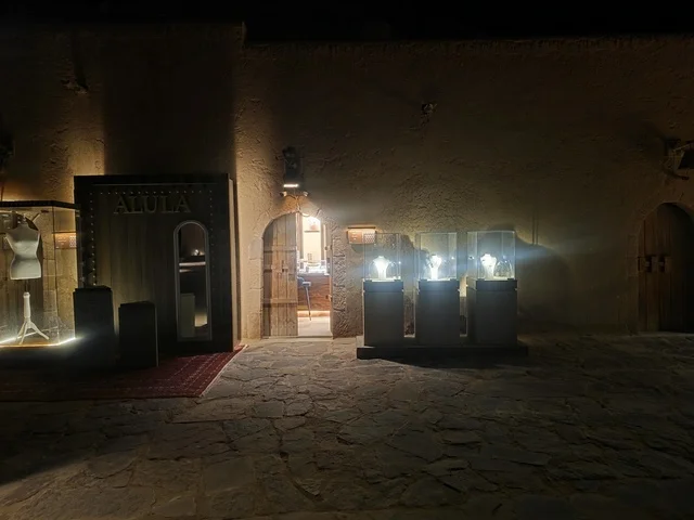 متجر تقليدي في سوق العلا القديم ليلاً