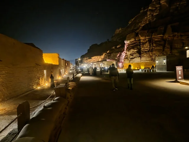 سوق بلدة العلا القديمة والتكوينات الصخرية ليلاً