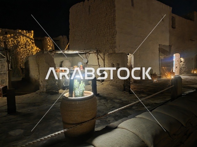 سوق شعبي في بلدة العلا القديمة ليلاً