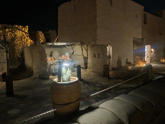 سوق شعبي في بلدة العلا القديمة ليلاً