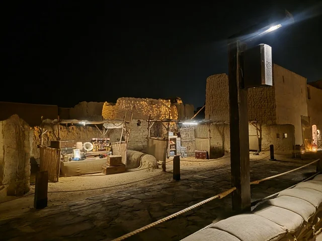 سوق العلا التراثي القديم في الليل بالمملكة العربية السعودية