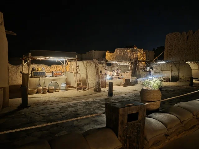 سوق شعبي تقليدي في العلا ليلاً مع أواني فخارية