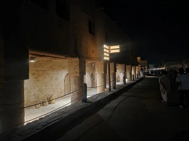 سوق بلدة العلا القديمة ليلاً والعمارة التقليدية