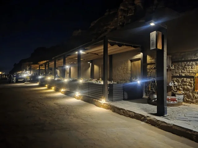 سوق شعبي في العلا السعودية بالإضاءة الليلية