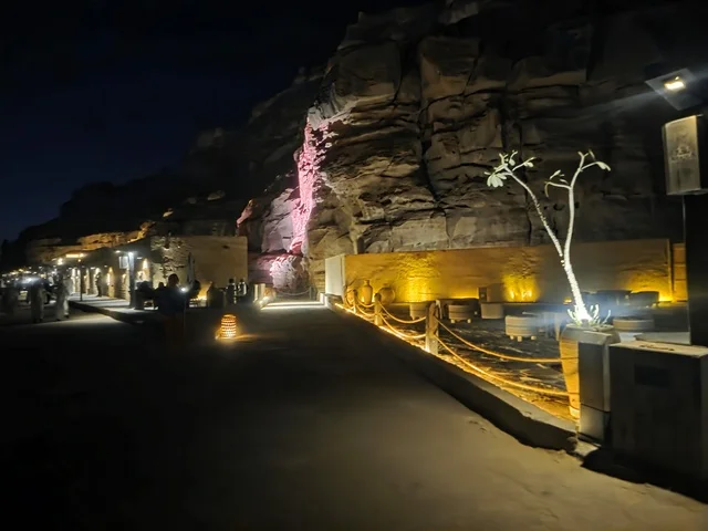 سوق العلا والجبال الصخرية المضاءة في الليل