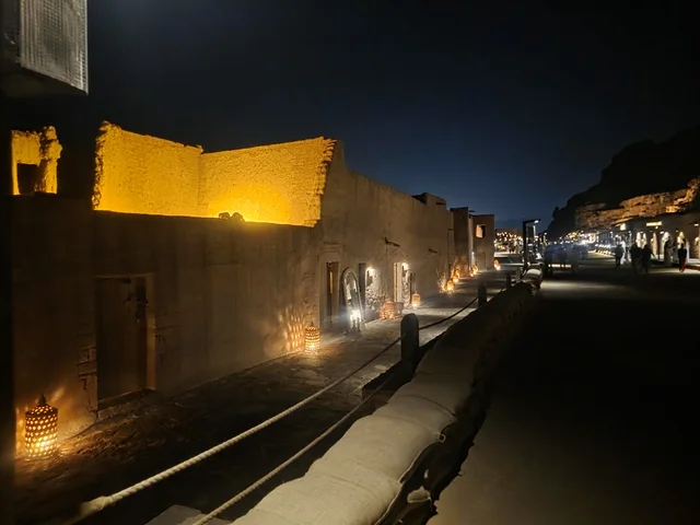 سوق بلدة العلا القديمة التقليدي في الليل