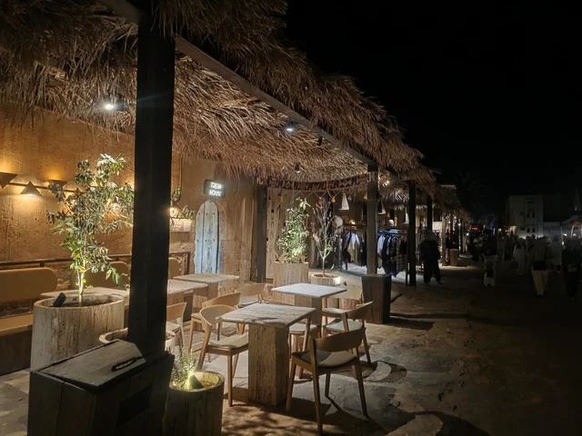 منطقة جلسات خارجية في سوق العلا التراثي ليلاً