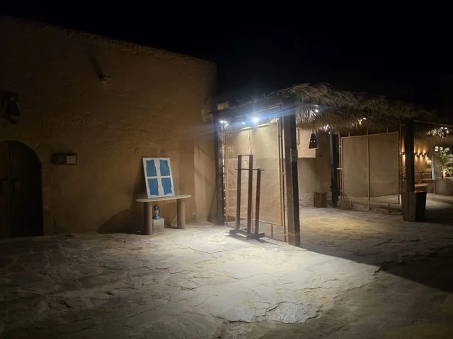 سوق العلا التراثي الشعبي في السعودية ليلاً