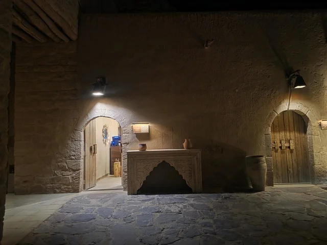 مبنى سوق شعبي في العلا ليلاً