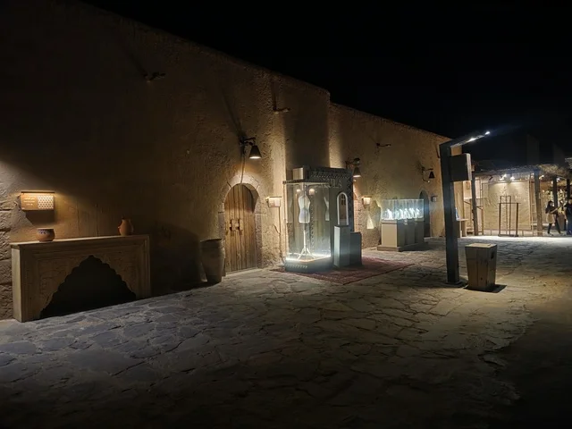 سوق البلدة القديمة التقليدي في العلا ليلاً