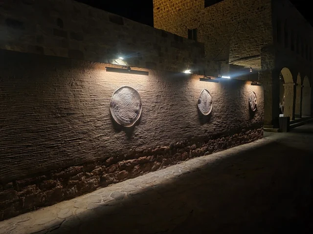 جدار طيني تقليدي في البلدة القديمة بالعلا ليلاً