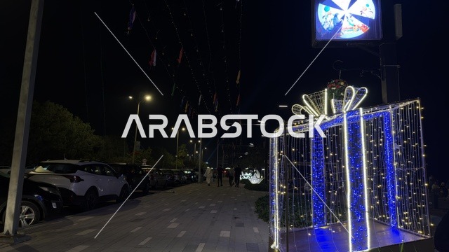 زينة واحتفالات العيد في شوارع الدمام ليلاً