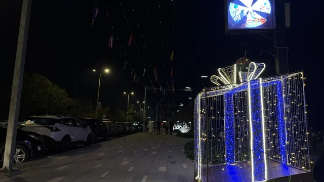 زينة واحتفالات العيد في شوارع الدمام ليلاً