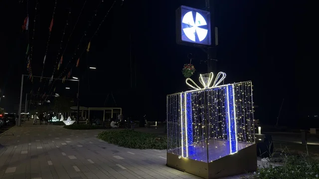 زينة هدية مضيئة على كورنيش الدمام ليلاً