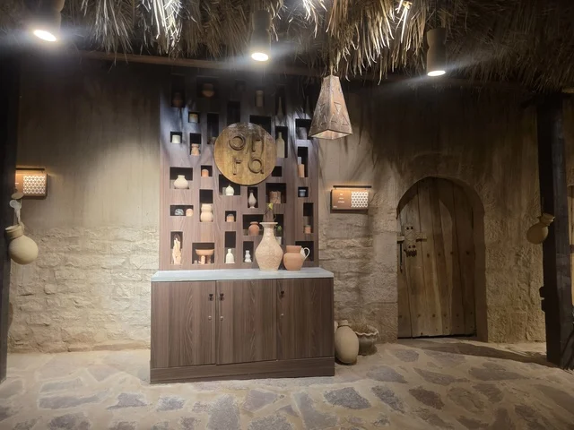 عرض الفخار التقليدي في سوق العلا الشعبي بالسعودية