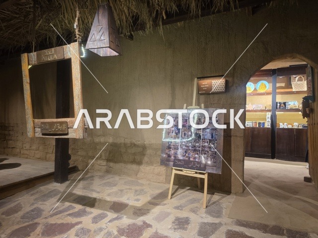 مدخل مبنى طيني تراثي في سوق العلا القديم