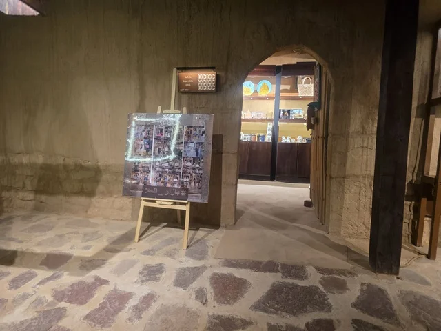 سوق بلدة العلا القديمة التقليدي ليلاً