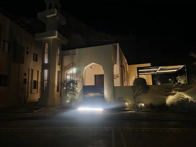 سوق العلا القديم والعمارة التقليدية في الليل