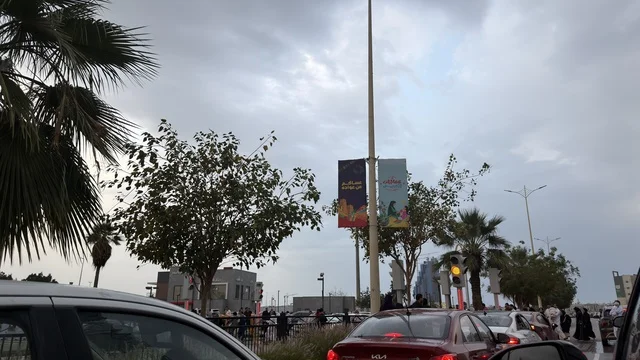 حركة المرور في شوارع الدمام مع زينة العيد