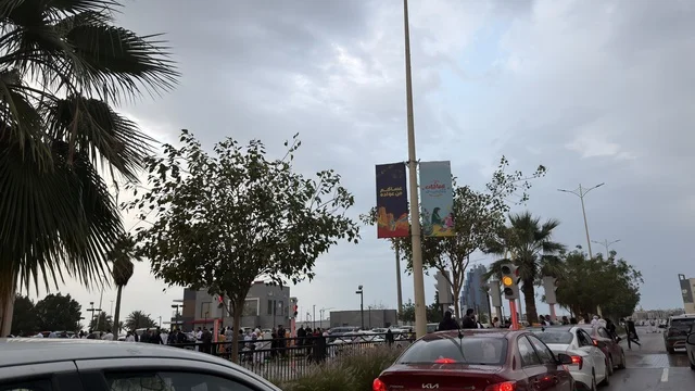 زحام شوارع الدمام مع لوحات احتفالات العيد