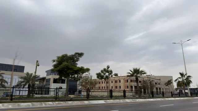 مباني حضرية وشارع في مدينة الدمام السعودية