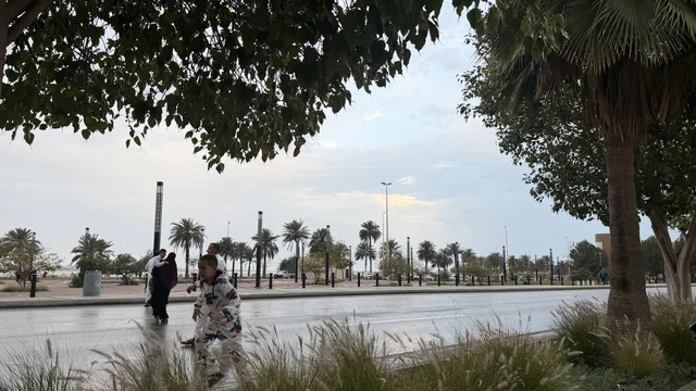 أشخاص في كورنيش الدمام بالسعودية خلال احتفالات العيد