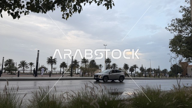 سيارة دفع رباعي على طريق ساحلي في الدمام بالسعودية